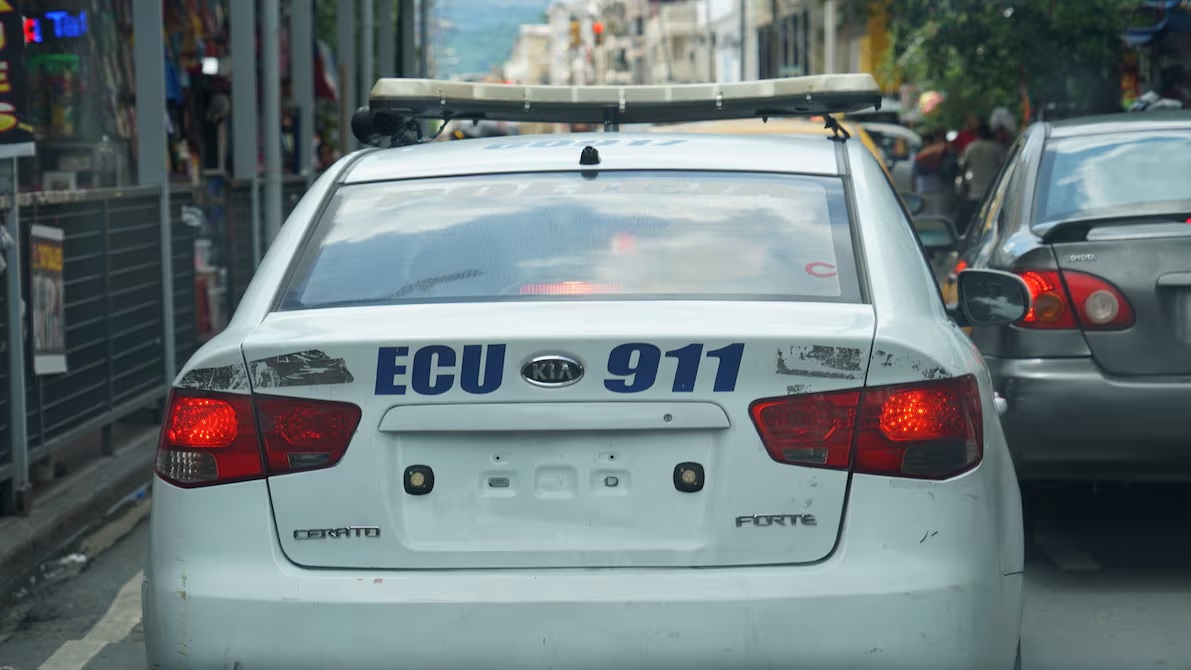 En la Bahía de Guayaquil, comerciantes autónomos usaron gas pimienta y armas blancas para enfrentarse con agentes metropolitanos